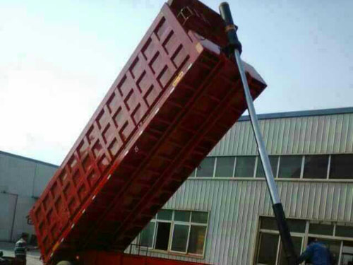 后翻自卸车