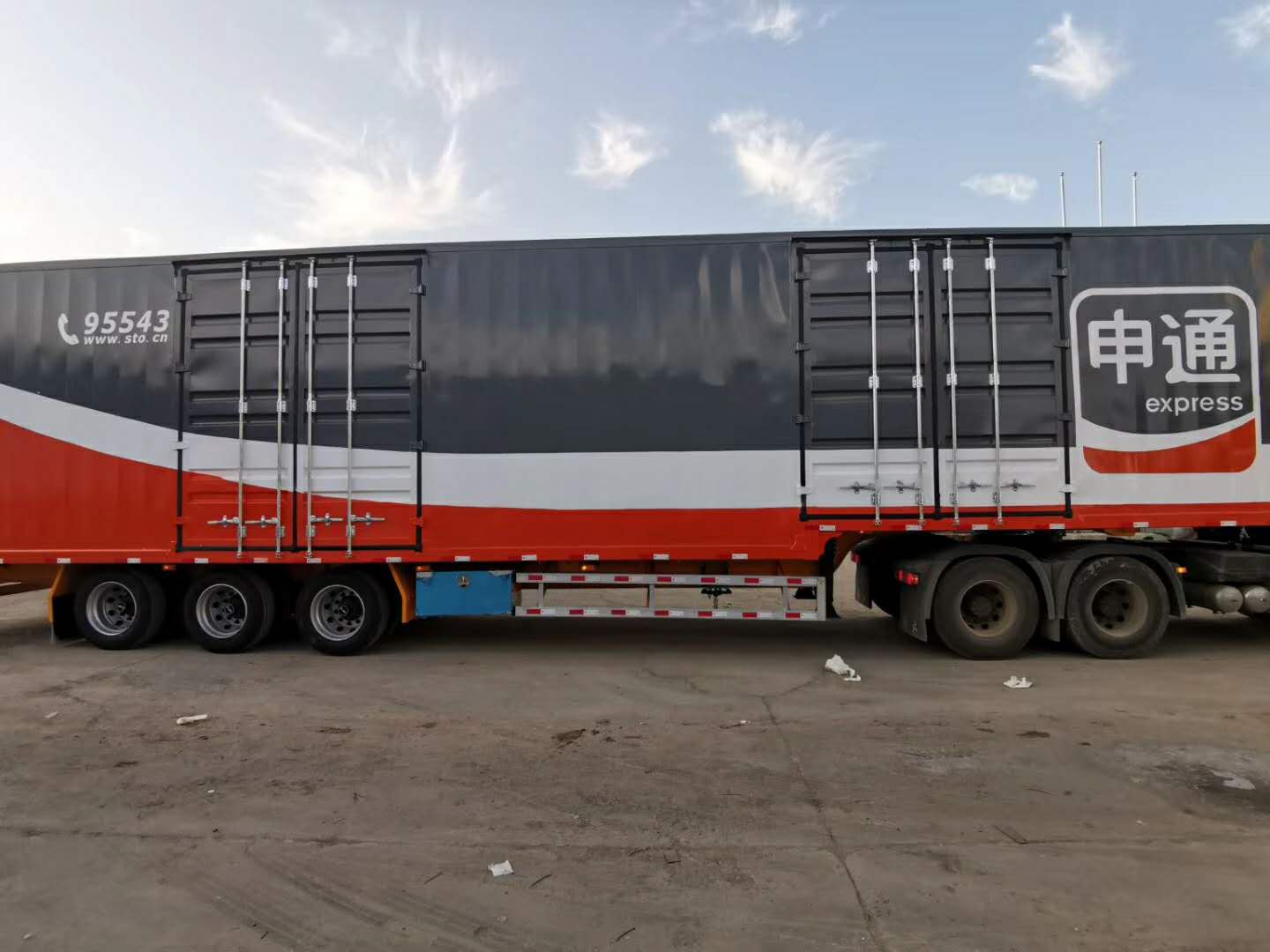 集装箱厢式车