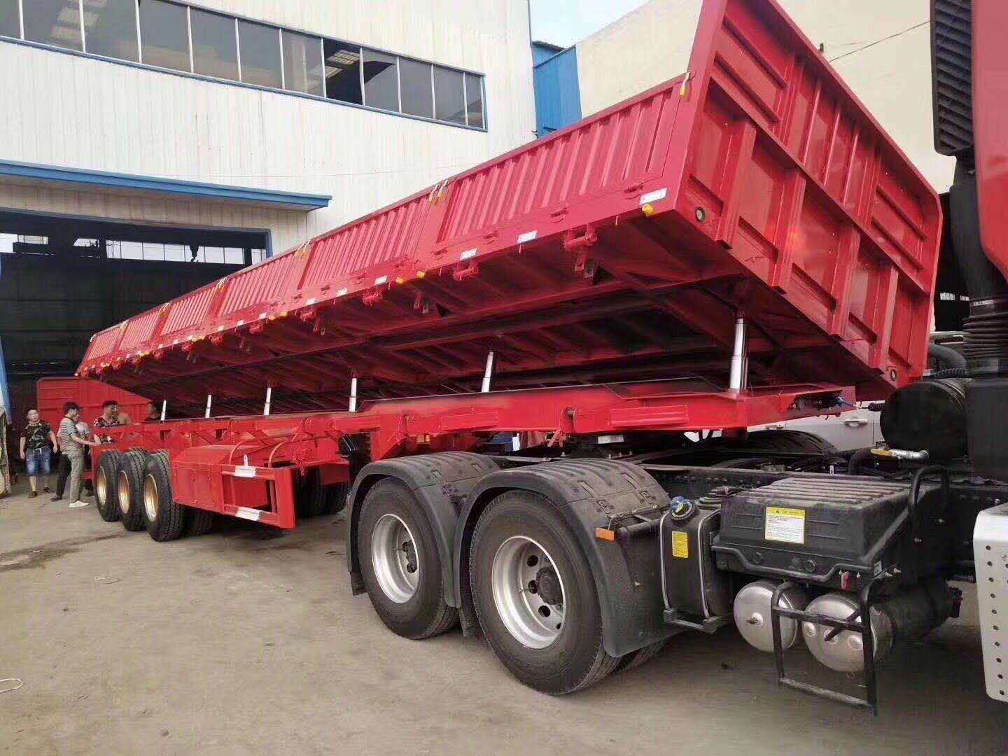 侧翻自卸车
